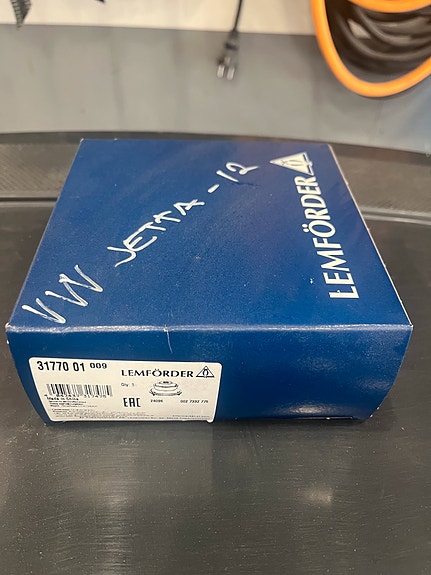 Vw jetta 1.4tsi 2012 iskunvaimentimen tukikumi ja laakeri