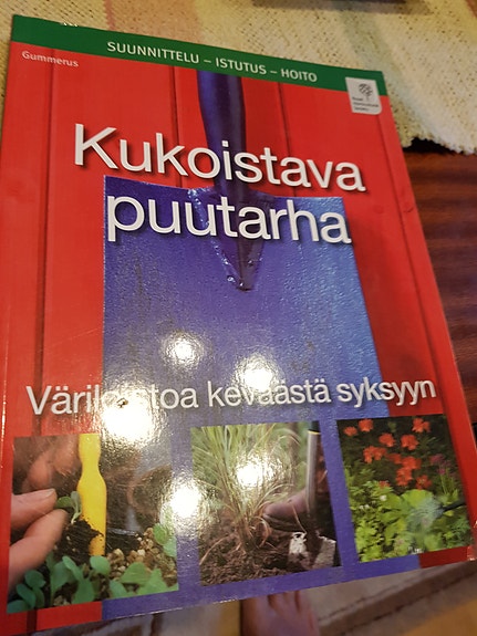 Kukoistava puutarha. Phil Clayton.