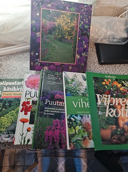 Pihaan ja puutarhaan kirjoja.