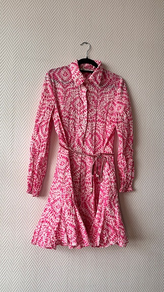 Kesän pinkki mekko naisille, koko S, hyvä kunto, vyön kanssa