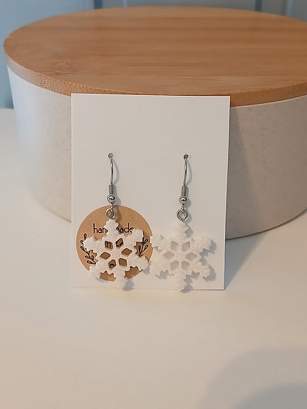 Lumihiutale korvakorut glitterillä