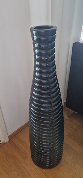 Korkea musta ruukku