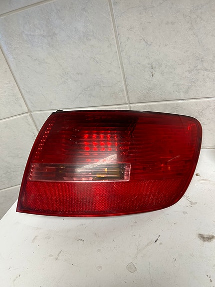 Audi A6 C6 farmarin oikeanpuolen takavalo