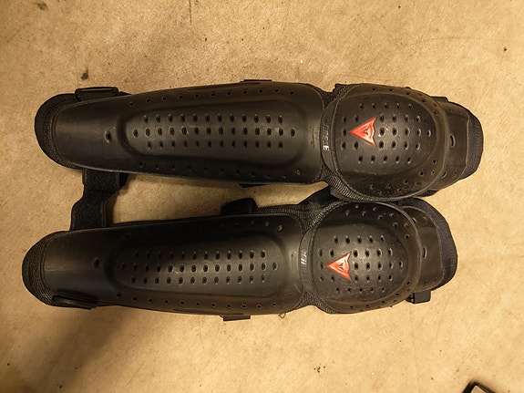 Dainese polvisuojat
