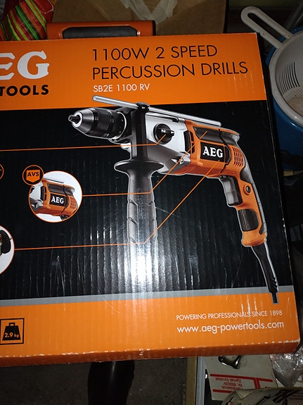 Käyttämätön, järeä AEG SB1100 W ammattitason iskuporakone