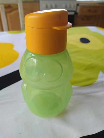 Tupperware juomapullo sammakko