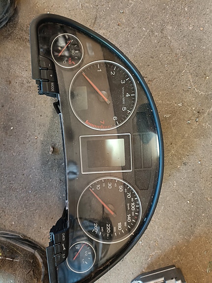 Audi A4 B6 Avant Quattro 2.5TDI mittaristo