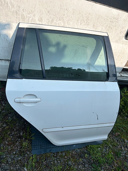 Skoda Octavia farmarin oikeanpuolen takaovi