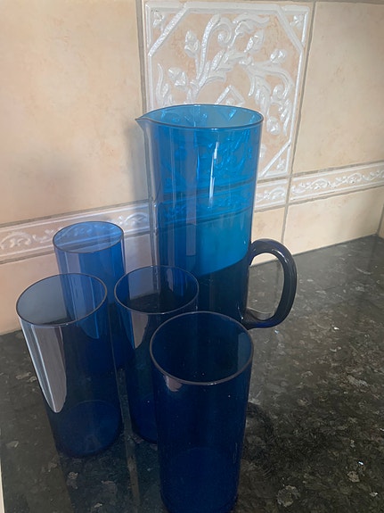 Sininen design kaadin ja lasit