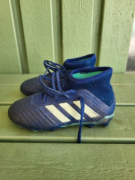 Adidas Predator jalkapallokengät, koko 28
