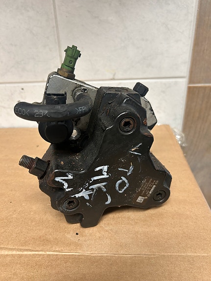 Volvo V70 mk3 2.4 D5 korkeapainepumppu