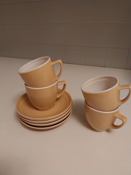 Keltainen kermansavi kahvikupit