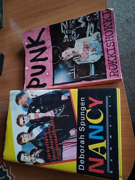 Nancy kirja ja Punk rokkishokki kirjat