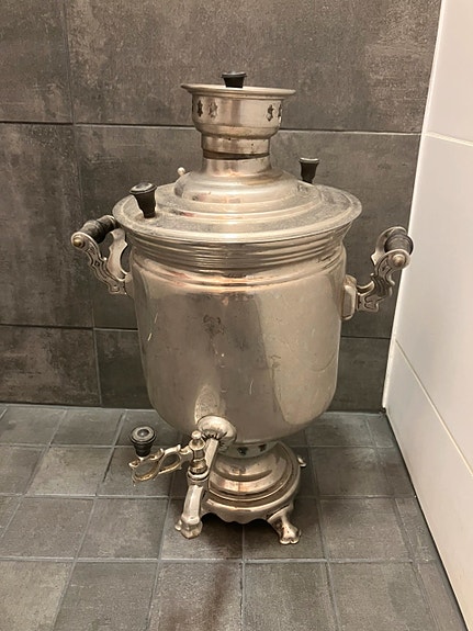 Vanha venäläinen metallinen samovaari