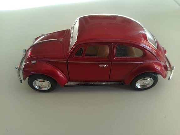 Fiat 500 ja Volkswagen kupla pienoismallit vetomoottorilla