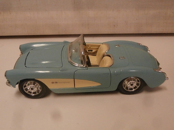 Pienoismalli  10. Chevrolet Corvette 1957, Burago 1/24
