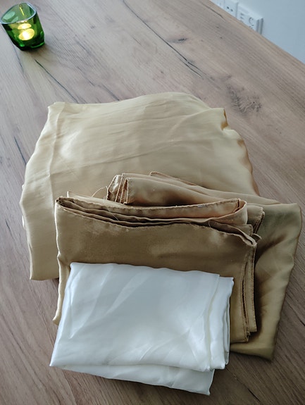 Satiini pussilakana ja 4 kullankeltaista tyynyliinaa