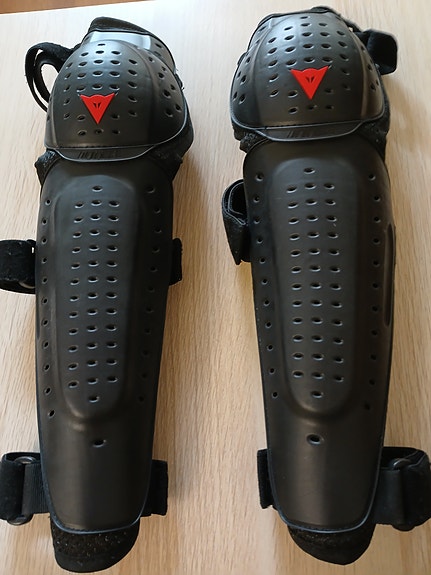 Dainese säärisuojat