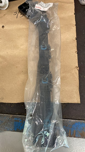 Toyota puskurin kiinnitysosa 52575-47020