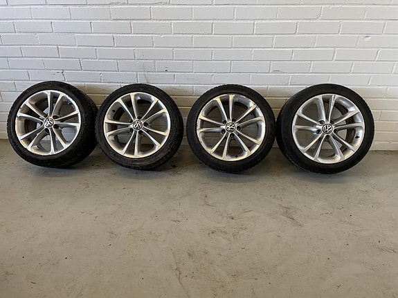 Volkswagen 17" + Huonot 225/45R17 kitkarenkaat (30)