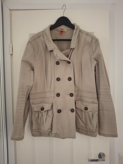 Beige kevättakki koko 42