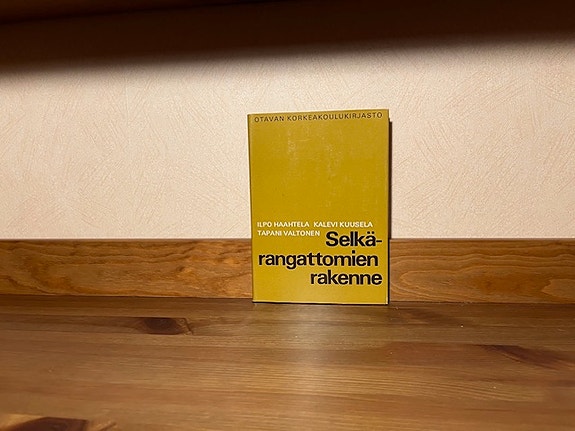 Harvoin tarjoilla - Selkärangattomien rakenne (Otava 1970)