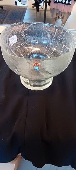 Kaija Aarikan heiniä kainalossa kulho
