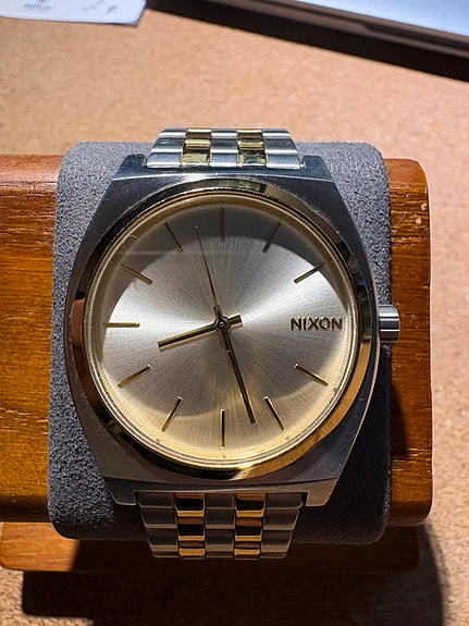 Nixon Hopea/Kullansävytetty teräs Ø37 mm rannekello