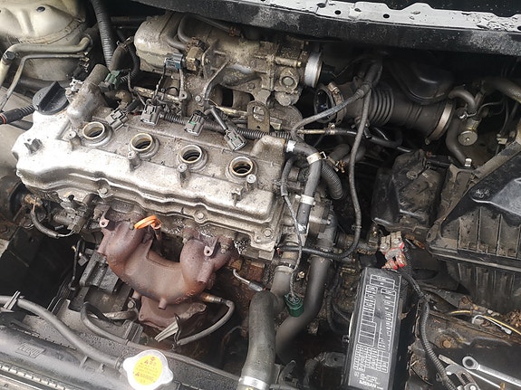 Nissan Almera Tino moottori, mittaristo, takavalot