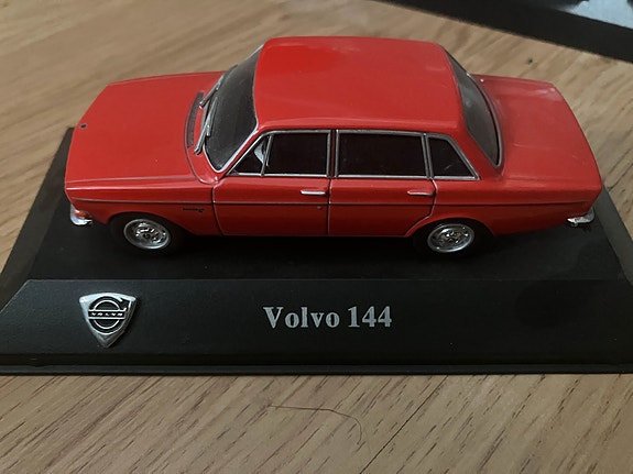 Volvo pienoismallit 1:43. 15+2 autoa & teline