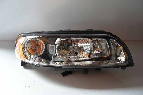 Volvo V70 -05  ajovalo oikea xenon