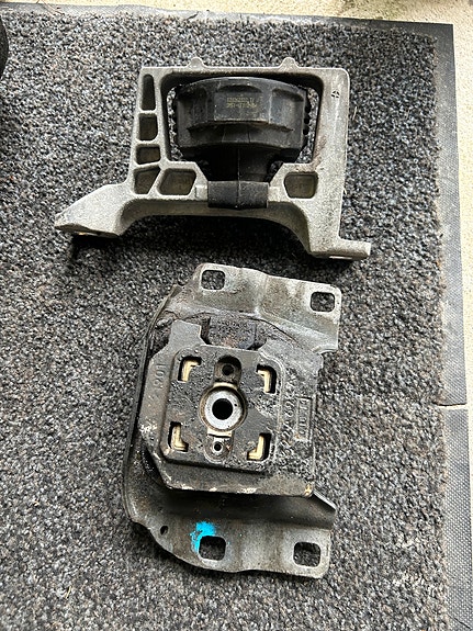 Volvo V40 mk2 moottorin yläkiinnikkeet