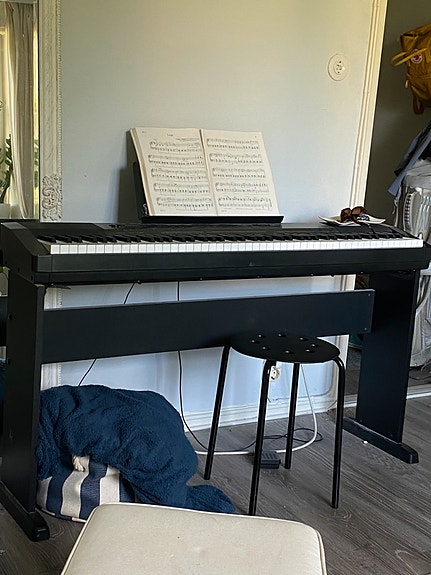 Piano / kosketinsoitin + teline Casio