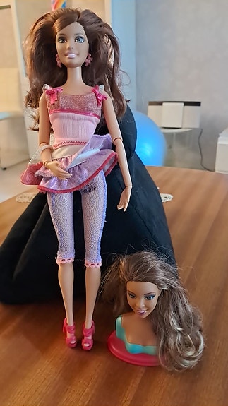 Barbie Fashionistas -nukke ja vaihtopää