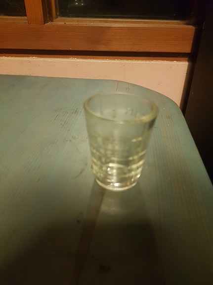 Vanha pieni lasinen mitta