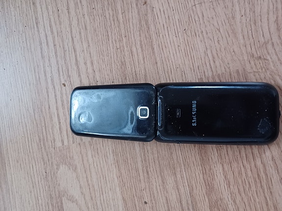 2 simpukka kännykää samsung ja maxcom