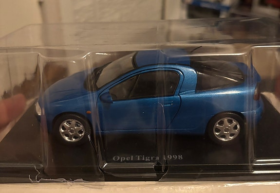 1/24 Opel Tigra 1998 Pienoismalli