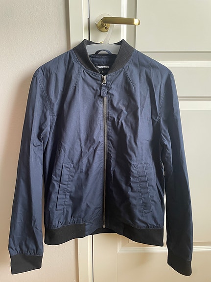 Tummansininen bomber takki
