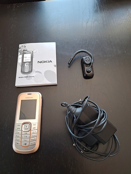 Nokia 2600 classic ja lisälaite Nokia Bluetooth HF BH-101 ja lisäkuoret