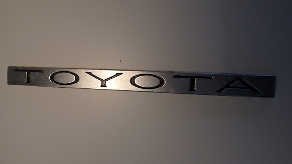 Toyota merkki metallia