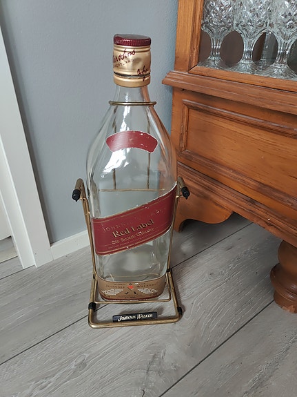 Iso johnnie walker pullo telineessä