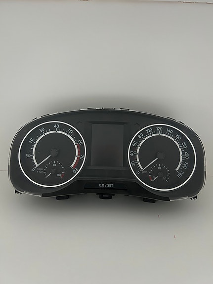 Skoda Rapid bensan mittaristo