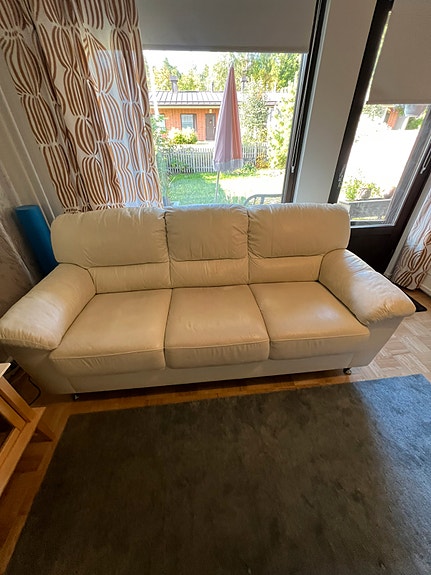 Nahkainen sohva plus päällinen