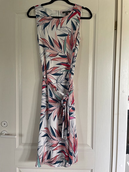 Kaunis Esprit mekko 36