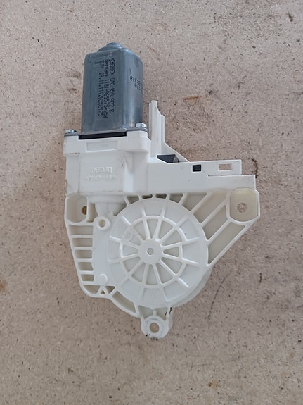 AUDI A5 2007-15 lasinnostimen moottori 8T0959802B