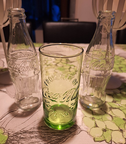 Coca-Cola juomalasi ja 2 kpl lasista pulloa