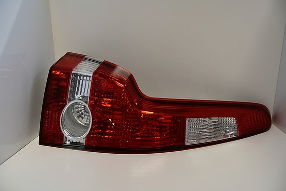 Volvo V50 04-07  takavalo vasen uusi