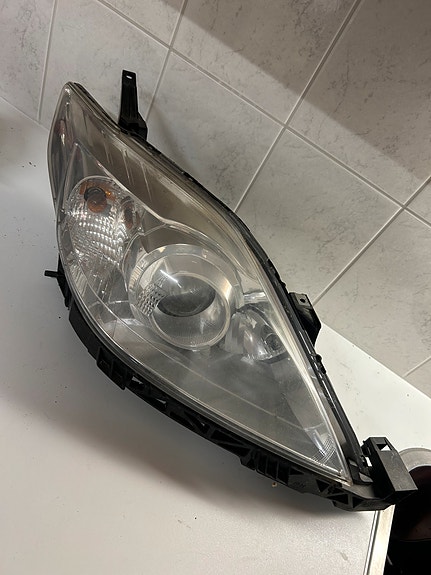 Mazda 5 oikeanpuolen ajovaloumpio