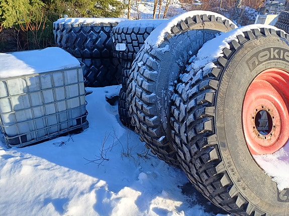 620/80R42 Nokian palarenkaat + 480/80R34 Alliance renkaat vanteineen 4kpl