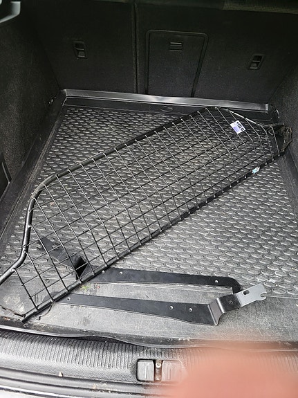 Myydään musta koiraverkko (Sopivuus VW Golf VI)